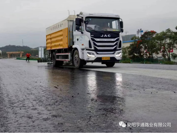 祝賀我司深汕西項目透層、封層試驗(yàn)段圓 滿成功